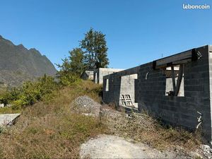 A vendre Terrain 730 M2+ Maisons en construction