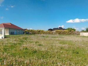 Grand terrain constructible et viabilisé avec possibilité de S/Sol