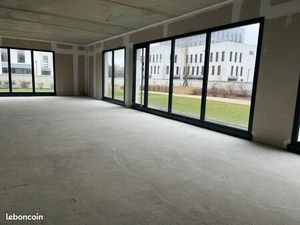 Local 121 m² Saint-Contest