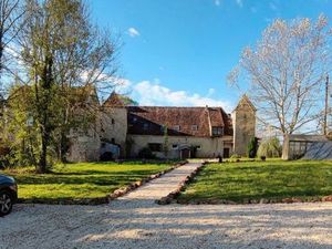 Manoir du XII ème siècle avec piscine  18% de rente en location saisonnière