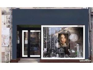 Ancien salon de coiffure place Planchat 80m2