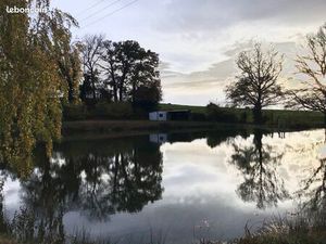 Terrain avec étang