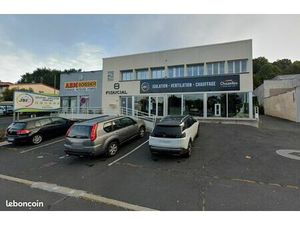 Local commercial 410 m² à louer à Aurillac : surface d’exposition  bureaux  dépôt  grande 