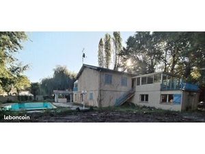LESPARRE MEDOC SUD - MAISON 290 m² avec PISCINE et BBQ EXTERIEUR COUVERT SUR TERRAIN DE 21