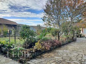 Maison de village 3 chambres  garage et jardin