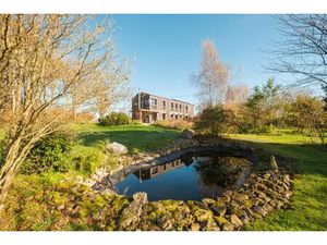 Maison d'architecte entre verger et prairie