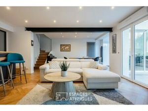 Maison de ville rénovée entre volumes et prestations soignées