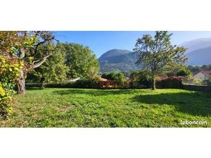 Terrain constructible viabilisé de 566 m2 à Saint Pierre de Mésage