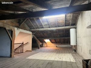 Combles aménageables au cœur de Saintes – 64 m² au sol – Éligible Denormandie