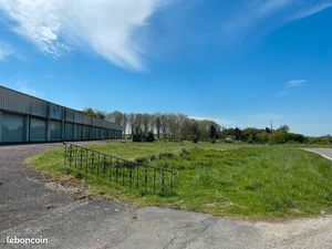 Locaux commerciaux ou bureaux à louer à proximité immédiate et visible de l'autoroute A20 