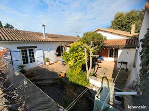 Maison 5 pièces 135m2 + annexe 2 pièces 30m2 à Roullet-Saint-Estèphe