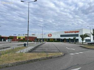 Local commercial 2 251 m²