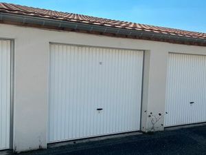 Garage protégé par portail électrique à vendre