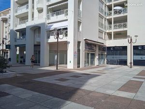 Local commercial 127 82 m² rénové – Climatisation – Terrasse possible – Antibes