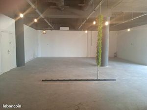 Local commercial 296 45 m² avec grande réserve et monte-charge – Terrasse possible – Antib