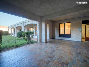 Local Professionnel à proximité de stationnement