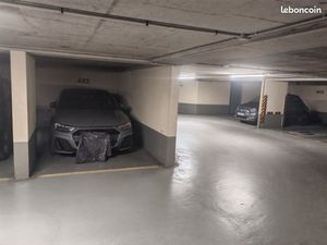 Place de parking au 4eme sous Sol avec entrée et sortie avec bip et ascenseur