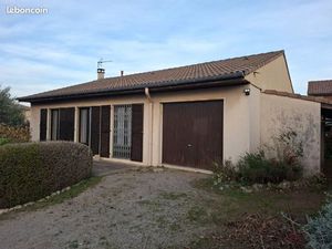 Maison individuelle avec jardin clôturé