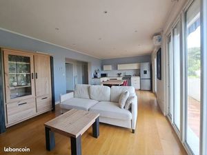 Vends appartement quatre pièces avec balcon