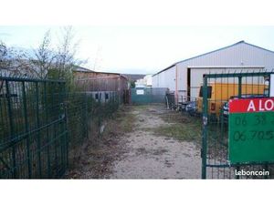 Hangar de stockage avec bureau