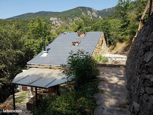 Ancienne bergerie rénovée  autonome sur 7000m² de terrain chênes et châtaigniers 80 000