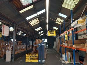 Local 157 m2 à usage d'entrepôt (petit loyer)