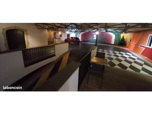 Local de 828m2 sur deux niveaux avec une couverture isolée  comprenant un Loft de 115 m2 e