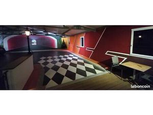 Loft de 115 m2 dans un local de 828 m2 sur 2 niveaux comprenant de Nbres parkings et ateli