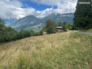 Joli terrain de 2150m2 constructibles avec vue sur le Mont Blanc