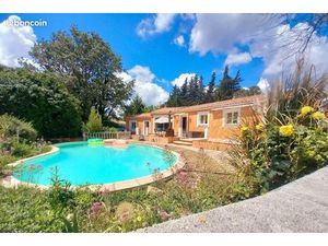 Villa plain-pied avec piscine et garage