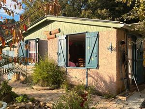 Cabanon en bois cadastré au Broussan – 40 m² sur terrain de 1300 m² – équipé