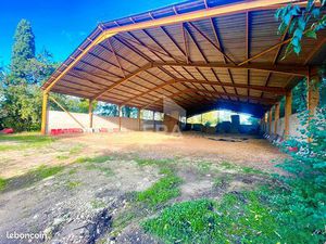 Local 880 m² CARPENTRAS