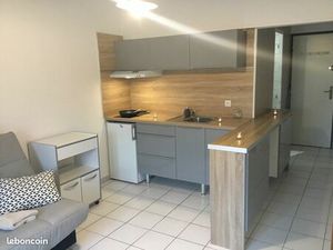 Immeuble Centre-ville de Jonzac (ville thermale 2 T2 + 2 studios équipés Locataires en pla