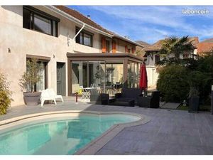 Grande maison rénovée avec véranda 4 saisons  piscine & chambre au RDC au cœur d’un hameau