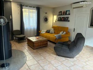 Maison chaleureuse  lumineuse et très fonctionnelle  avec piscine  véranda 4 saisons et gr