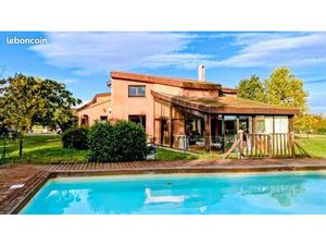 Maison architecte 8 pièces. Véranda. Piscine. Garage. Vue campagne. Pyrénées