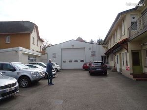 Local commercial de 500 m2 avec 400 m2 de parking