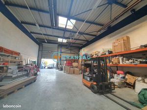 Local d'activité 1 043 m²