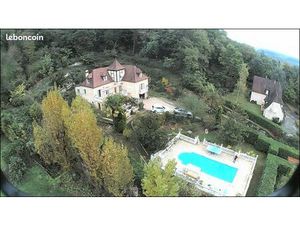 Belle maison périgourdine avec piscine et vue sur château