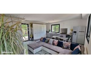 Maison moderne toute équipée avec jardin et parking