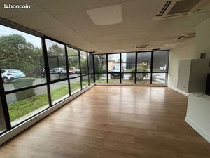 Location Bureau 68m² ARTIGUES PRES BORDEAUX