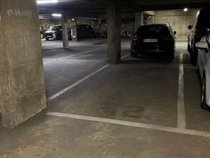 Large emplacement de parking à PUTEAUX (92800)