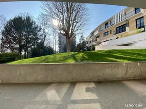 Studette Le Pecq limite Saint Germain