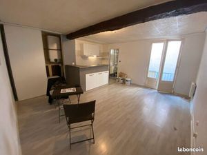 Location  studio  lumineux avec balcon  centre-ville  Le Beausset