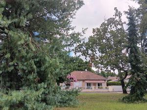 Maison de plain pied dans un lotissement communal situé   devant une grande place arborrée