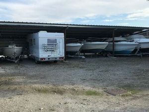 Emplacement bateau camping car sous abris