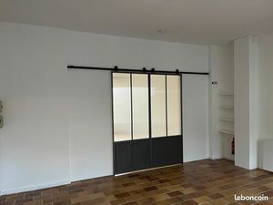 Local bureau centre grenade proche halle