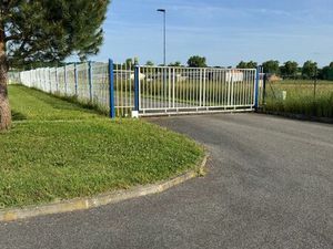 ? Dépôt 360 m² sécurisé – Accès PL – Clôturé / Alarme / Vidéo – L’Isle-en-Dodon