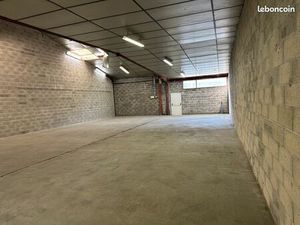 Entrepôt 220 m2 + 20 m2 en 2 bureaux