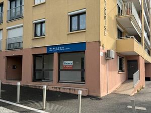 ? Local professionnel – Emplacement n°1 Gare de Carpentras – 105 m²